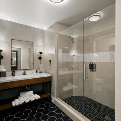 Oxford Suites Photo 2